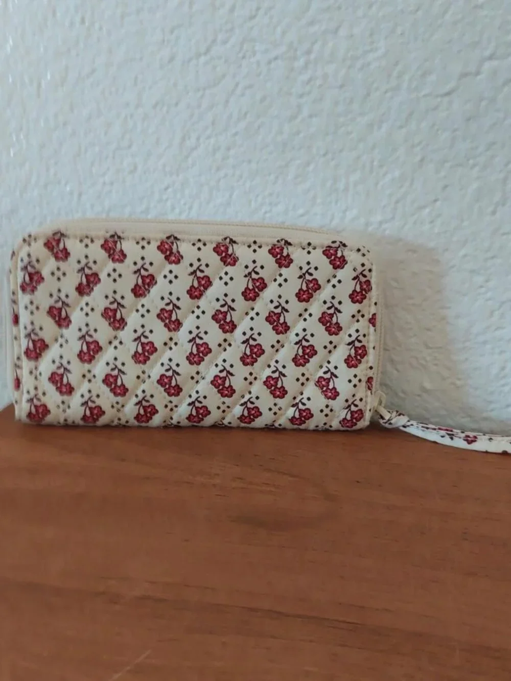 SOLD Vera Bradley rachel ditzy white & red floral print quilted wallet - Picture 4 of 7